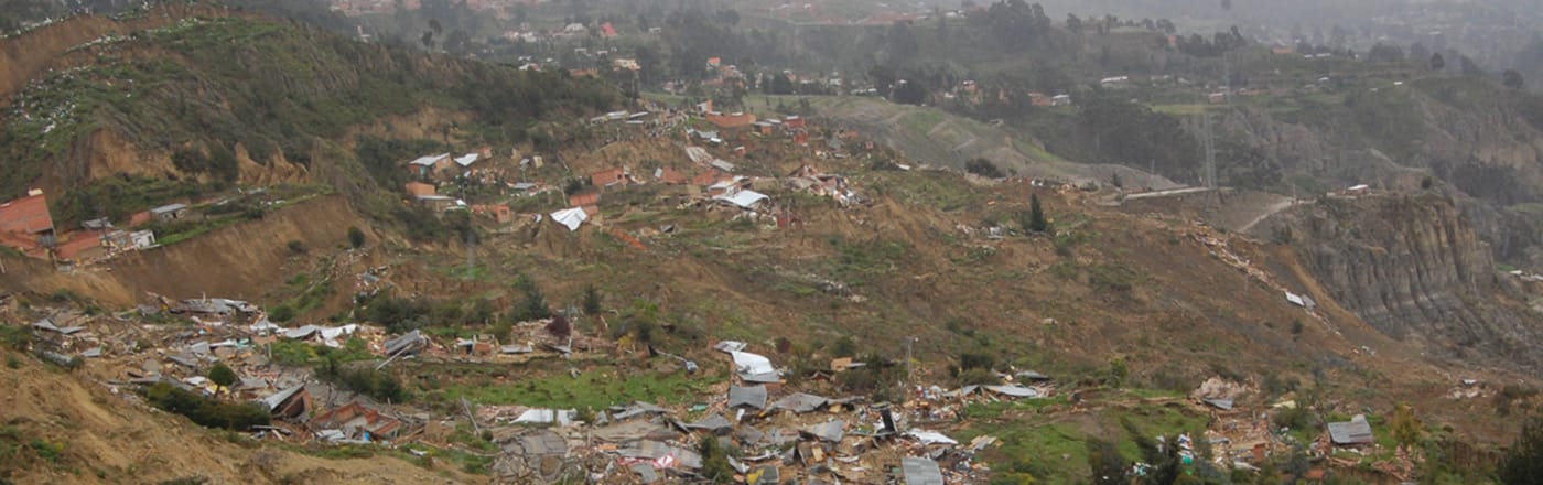 Zona de Pampahasi, La Paz-Bolivia, destruida en febrero de 2011 por deslizamiento de tierra en un área propensa a peligros en los Andes bolivianos.