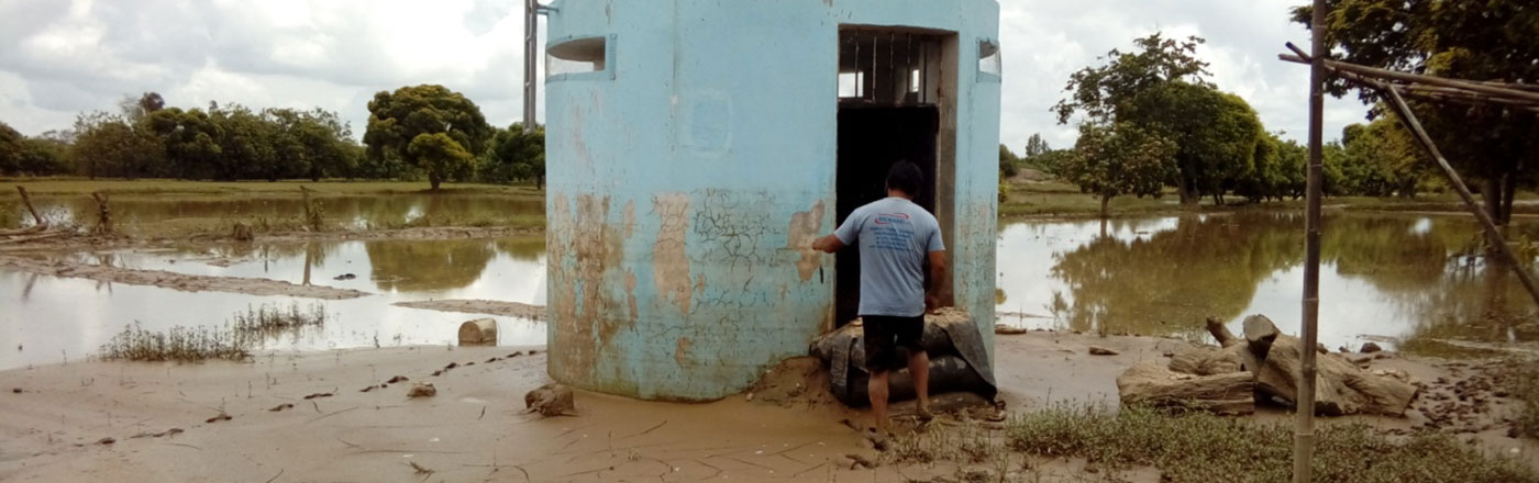 Réservoir d'eau endommagé au Pérou suite à des inondations causées par le El Niño côtier en 2017.
